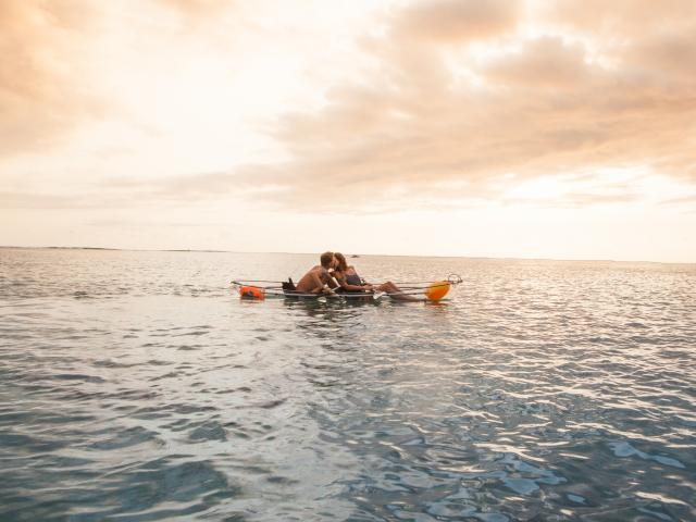 kayak-transparent-iledelareunion-amoureux-au-coucher-du-soleil.jpg