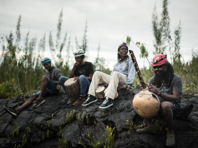 tunnel-de-lave-musique-troupe-de-musicien.jpg