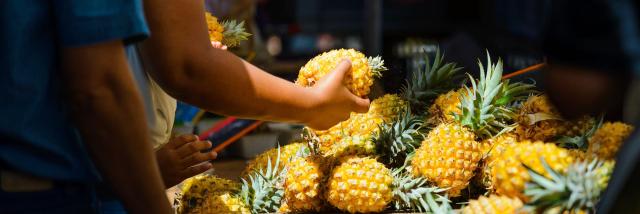 Roadtrip-culinaire-Ananas-Marche-saint-paul-Gael-Fontaine.jpeg