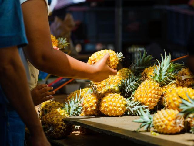 Roadtrip-culinaire-Ananas-Marche-saint-paul-Gael-Fontaine.jpeg